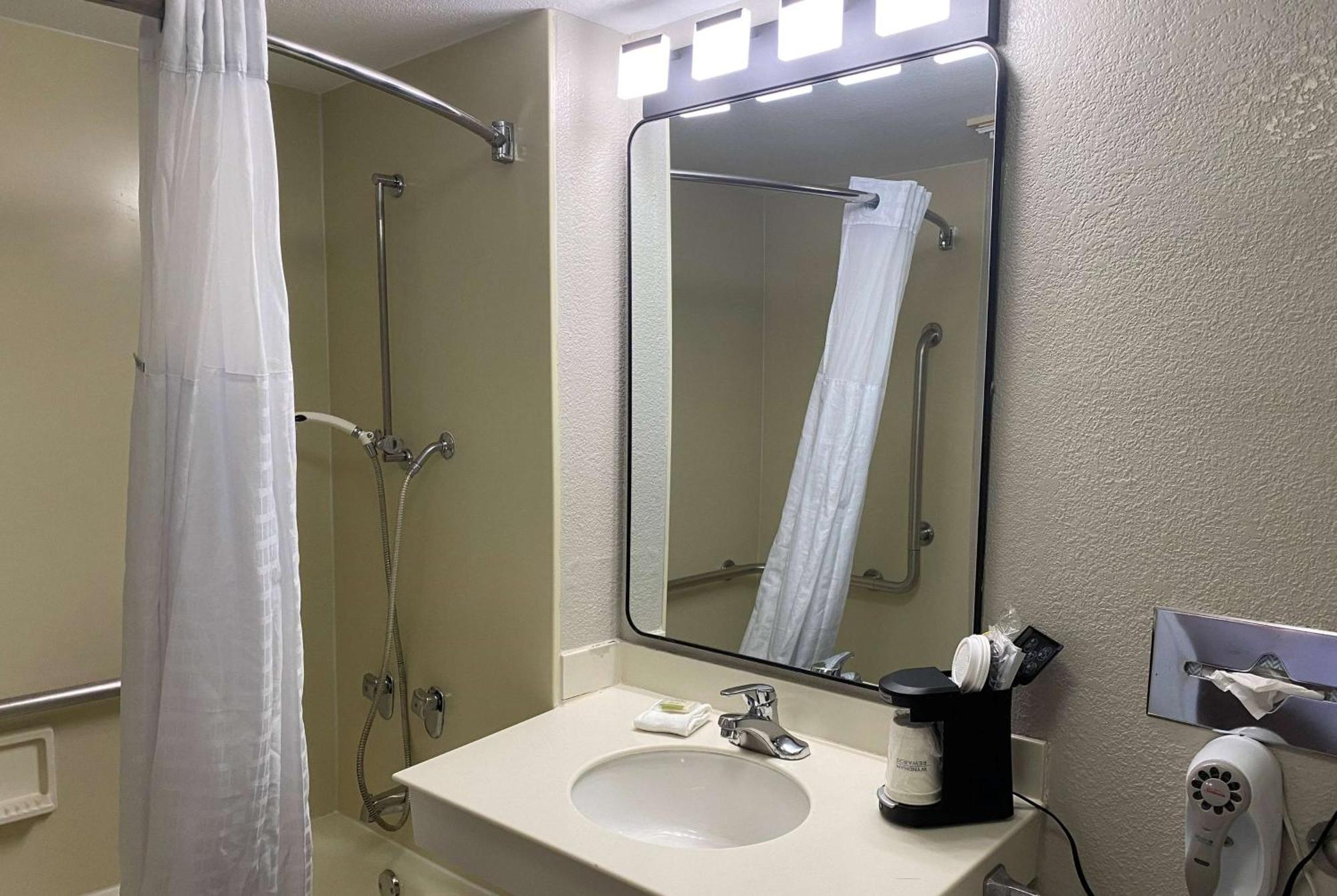 Days Inn & Suites By Wyndham Arlington Heights Exteriér fotografie
