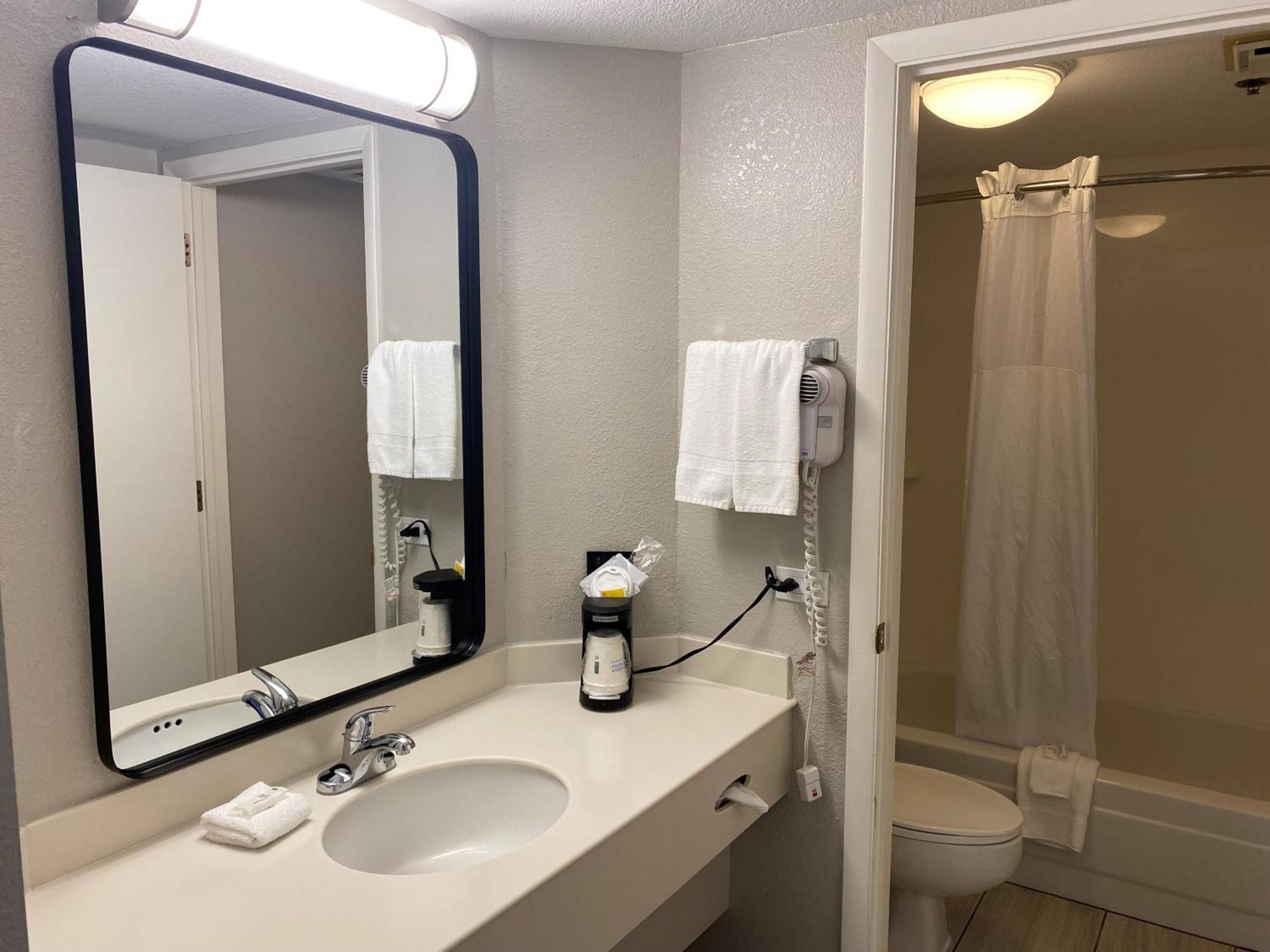 Days Inn & Suites By Wyndham Arlington Heights Exteriér fotografie