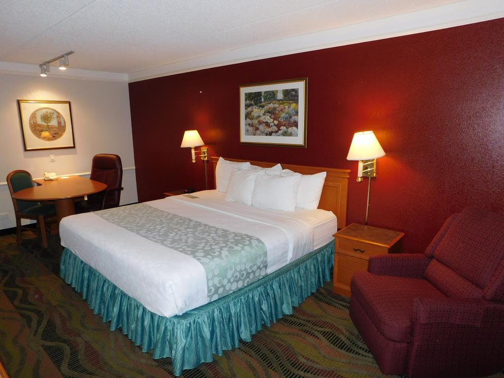 Days Inn & Suites By Wyndham Arlington Heights Exteriér fotografie