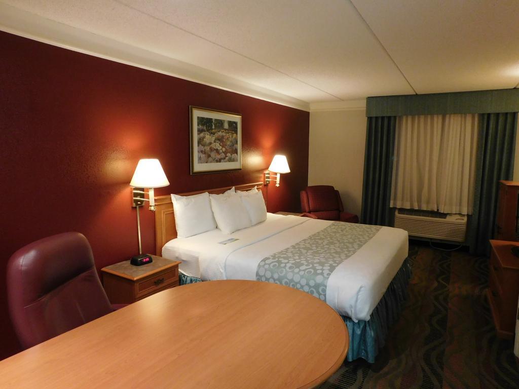 Days Inn & Suites By Wyndham Arlington Heights Exteriér fotografie
