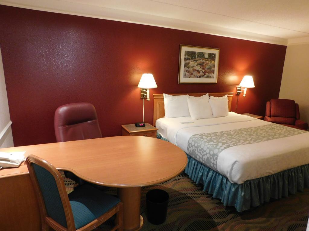 Days Inn & Suites By Wyndham Arlington Heights Exteriér fotografie