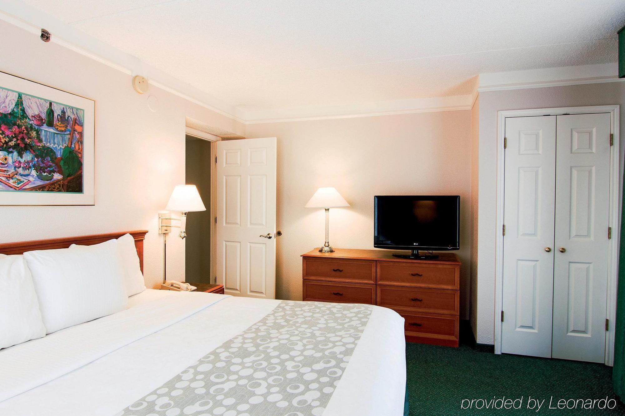 Days Inn & Suites By Wyndham Arlington Heights Exteriér fotografie