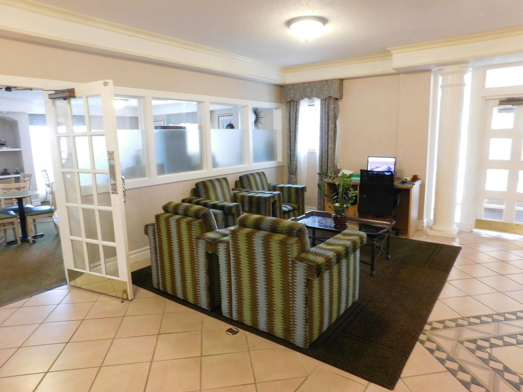 Days Inn & Suites By Wyndham Arlington Heights Exteriér fotografie