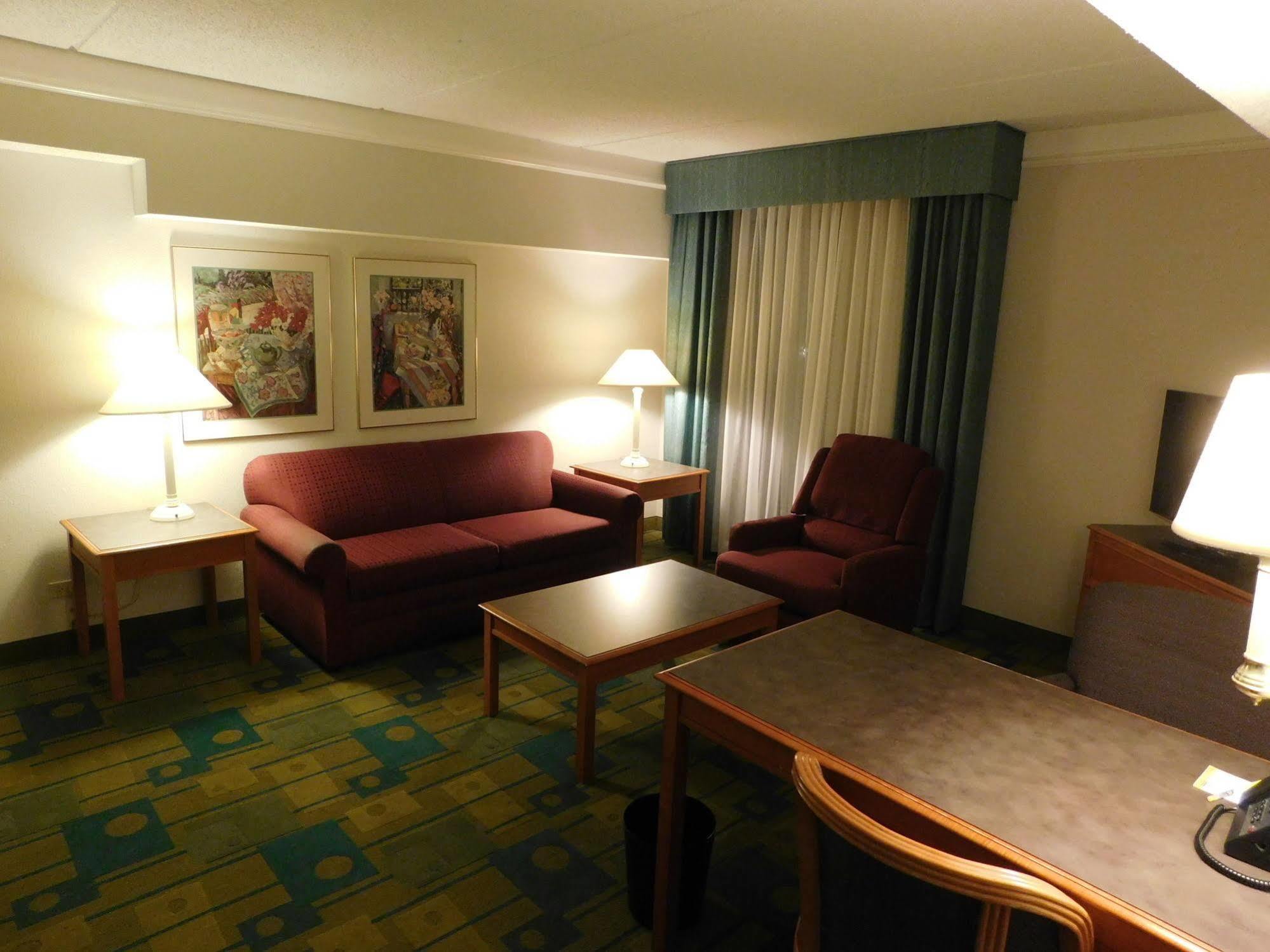 Days Inn & Suites By Wyndham Arlington Heights Exteriér fotografie