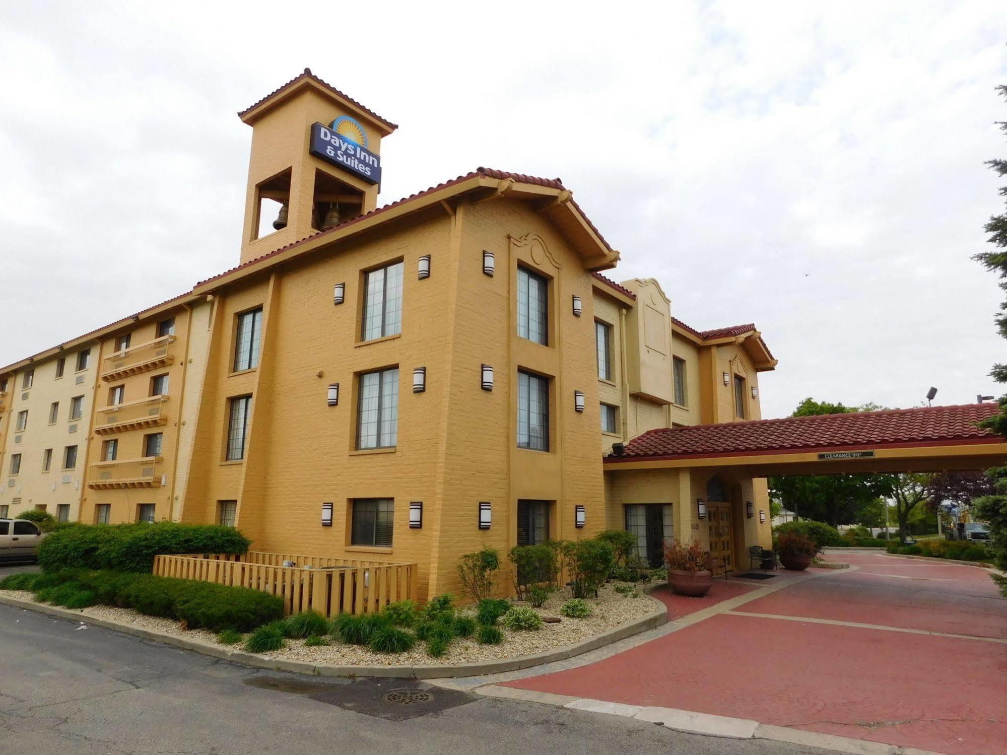 Days Inn & Suites By Wyndham Arlington Heights Exteriér fotografie