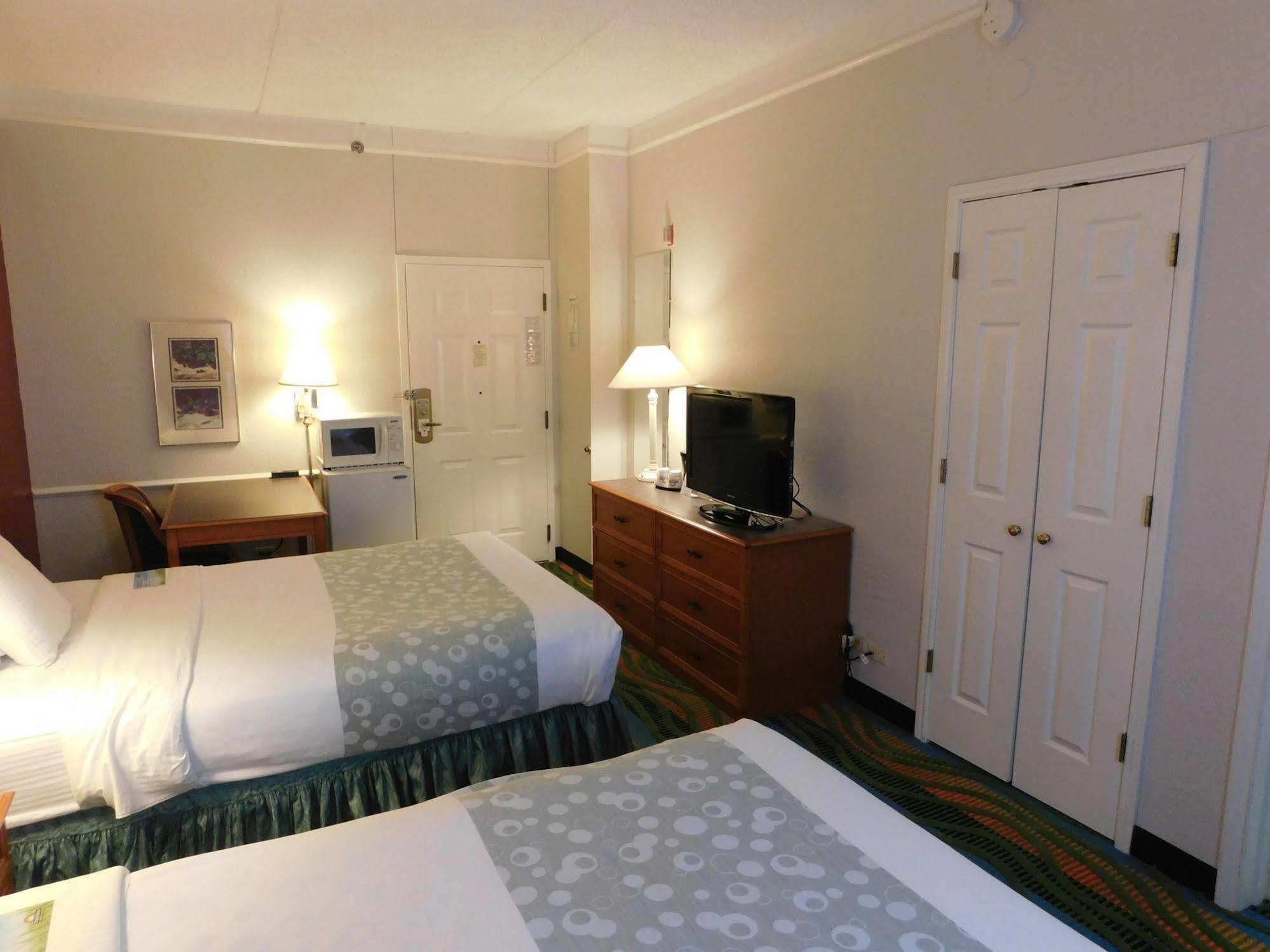Days Inn & Suites By Wyndham Arlington Heights Exteriér fotografie