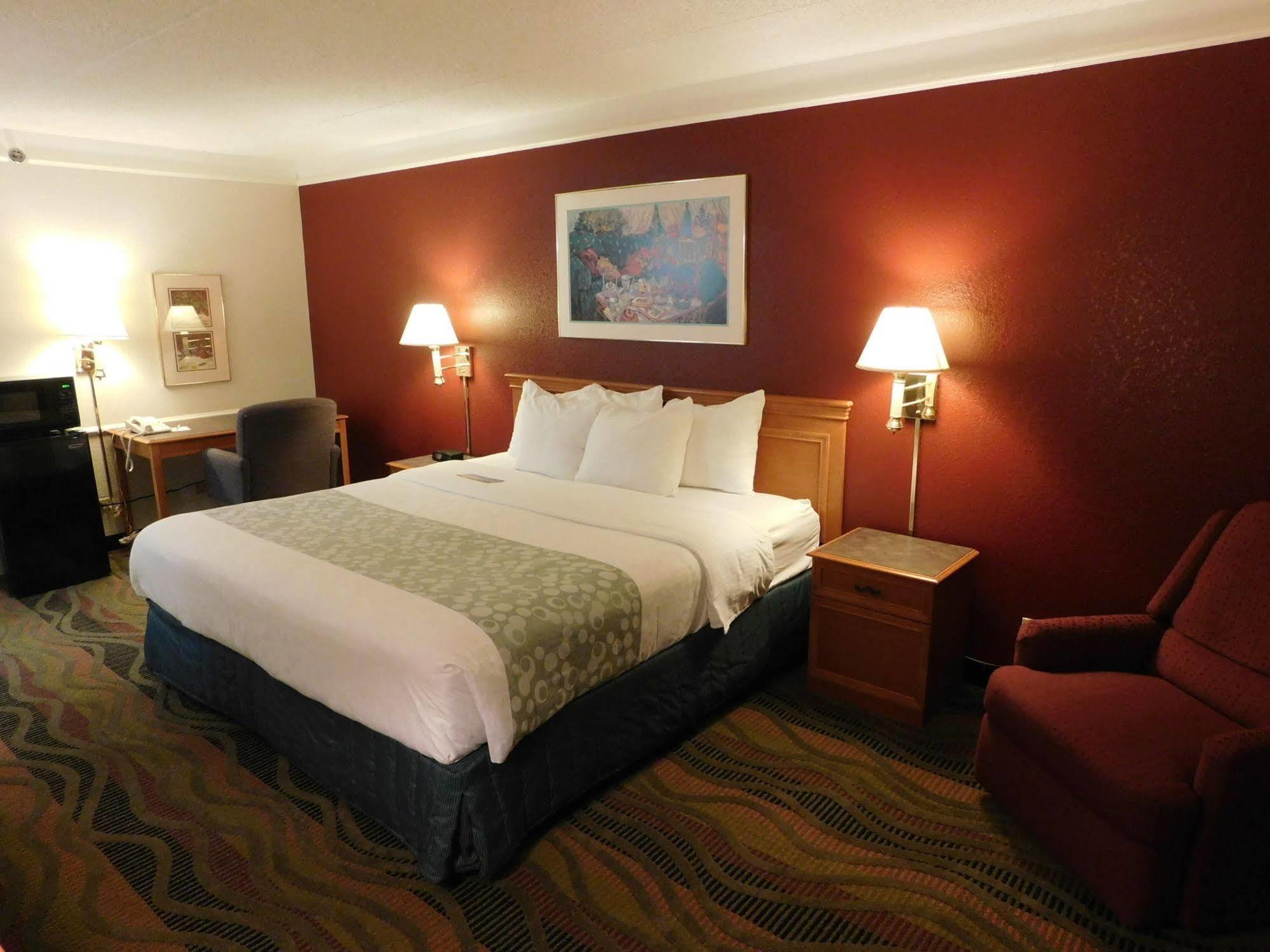 Days Inn & Suites By Wyndham Arlington Heights Exteriér fotografie