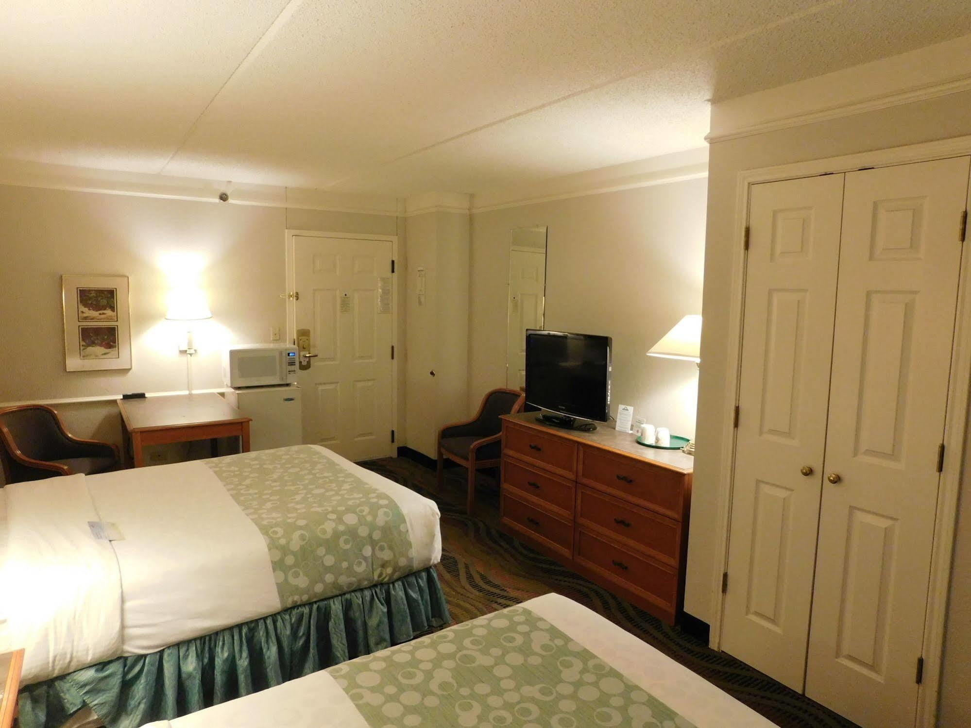 Days Inn & Suites By Wyndham Arlington Heights Exteriér fotografie