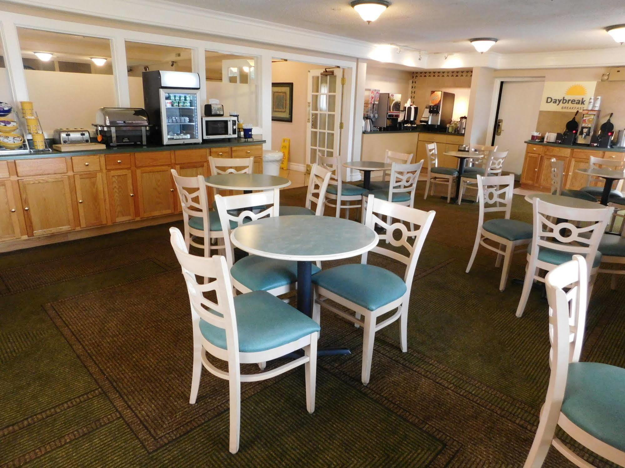 Days Inn & Suites By Wyndham Arlington Heights Exteriér fotografie