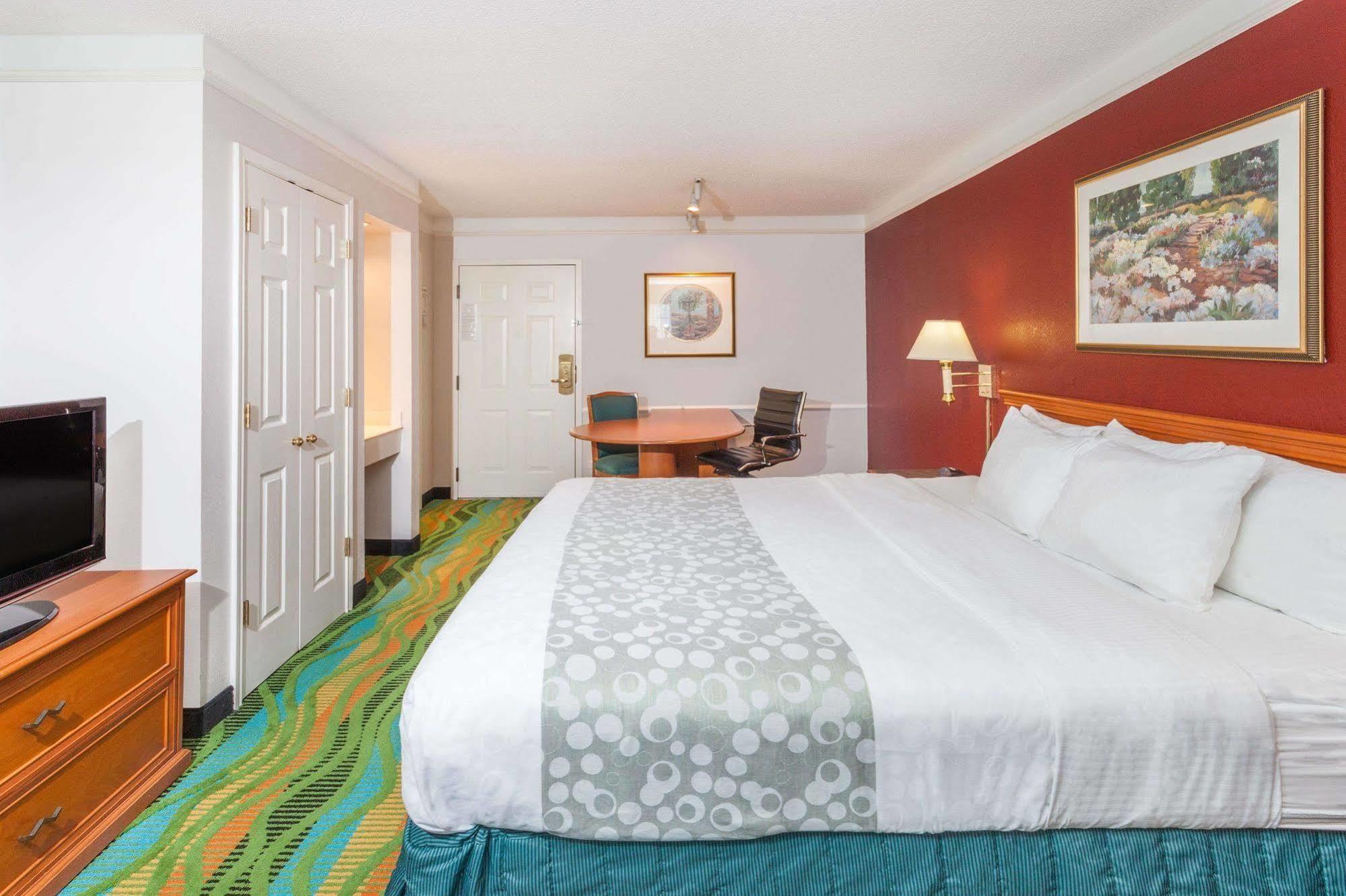Days Inn & Suites By Wyndham Arlington Heights Exteriér fotografie