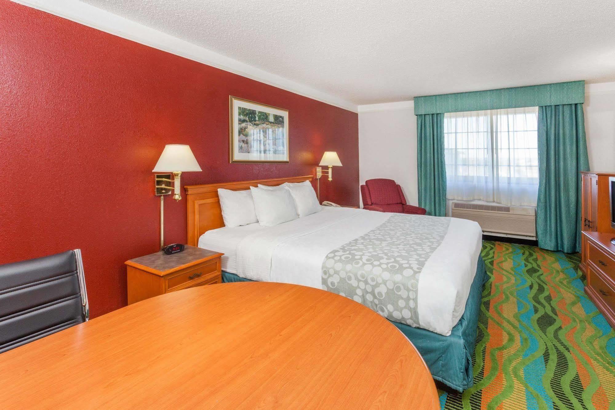 Days Inn & Suites By Wyndham Arlington Heights Exteriér fotografie