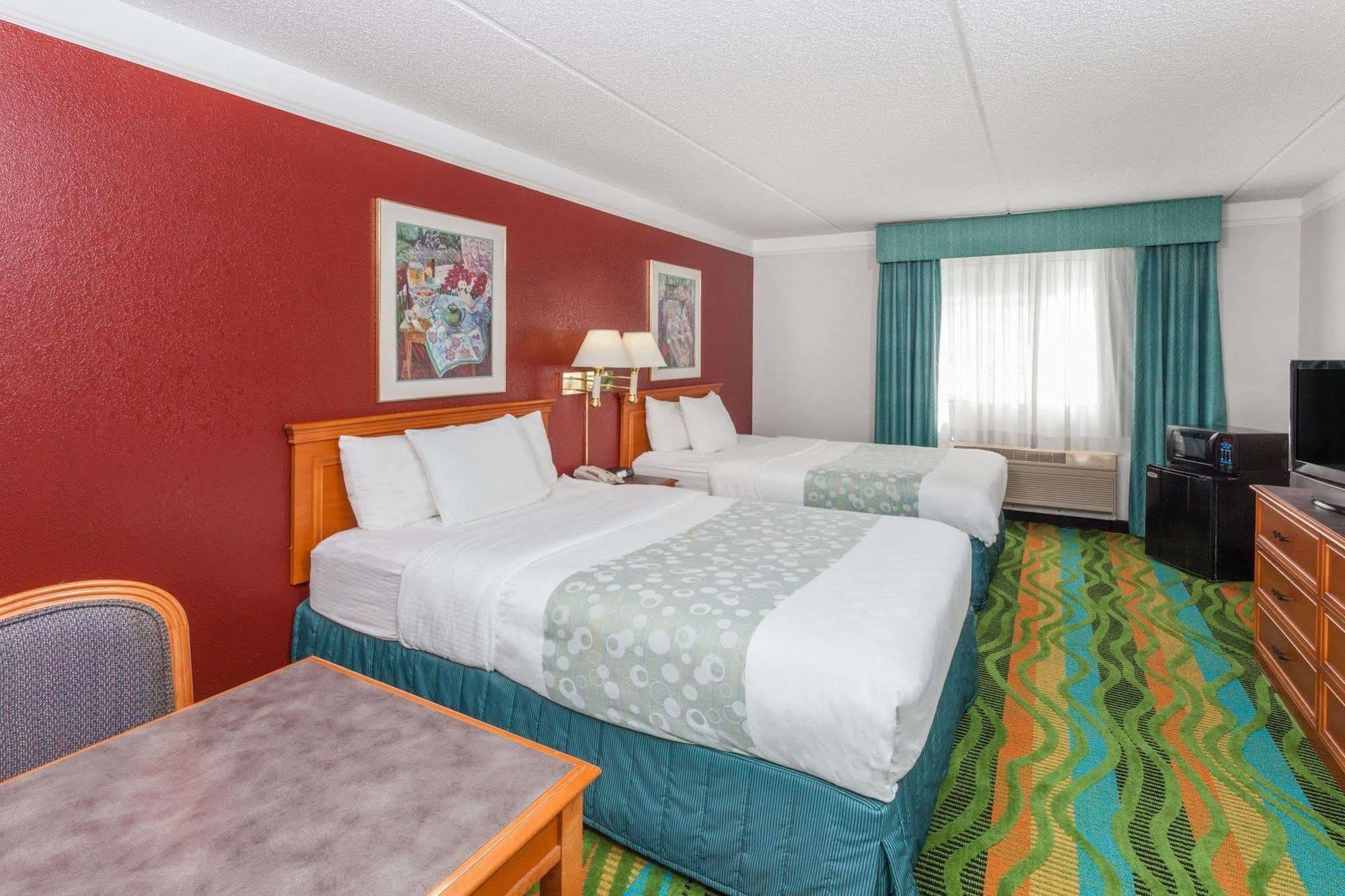 Days Inn & Suites By Wyndham Arlington Heights Exteriér fotografie