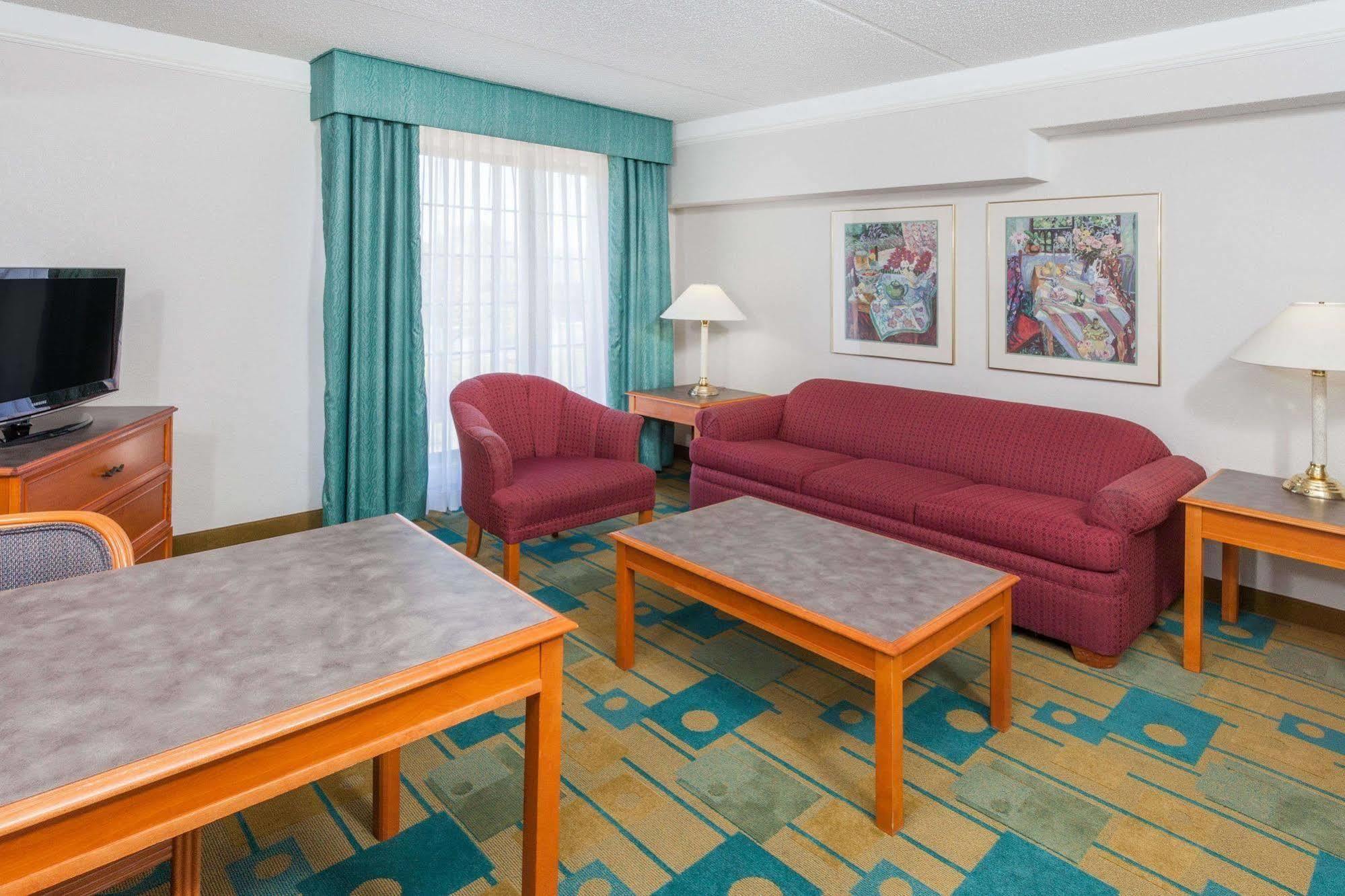 Days Inn & Suites By Wyndham Arlington Heights Exteriér fotografie