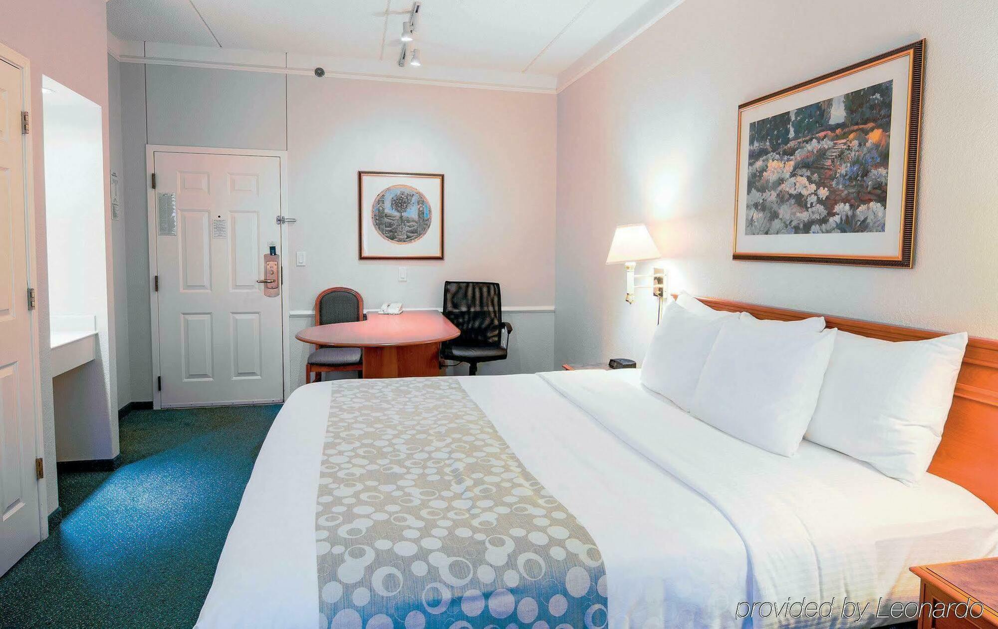 Days Inn & Suites By Wyndham Arlington Heights Exteriér fotografie